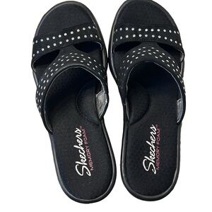⭐️Women’s Skechers sandals black and silver. Like new condition. Worn twice!